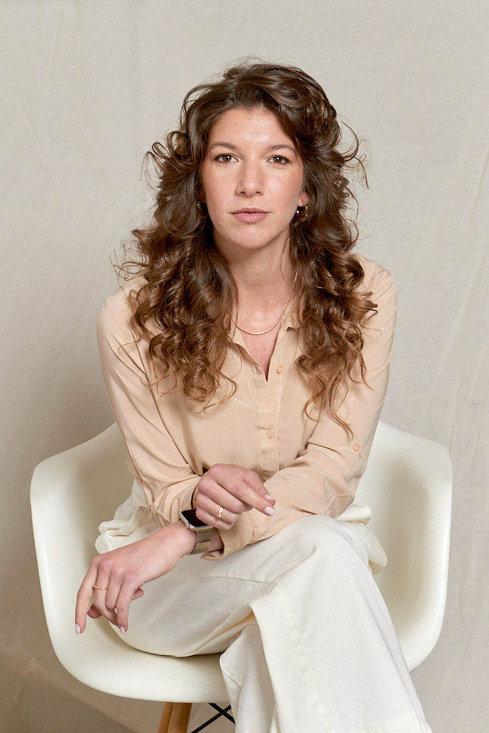 Retrato de Sharon Glantz, psicóloga y mentora, sentada en una silla